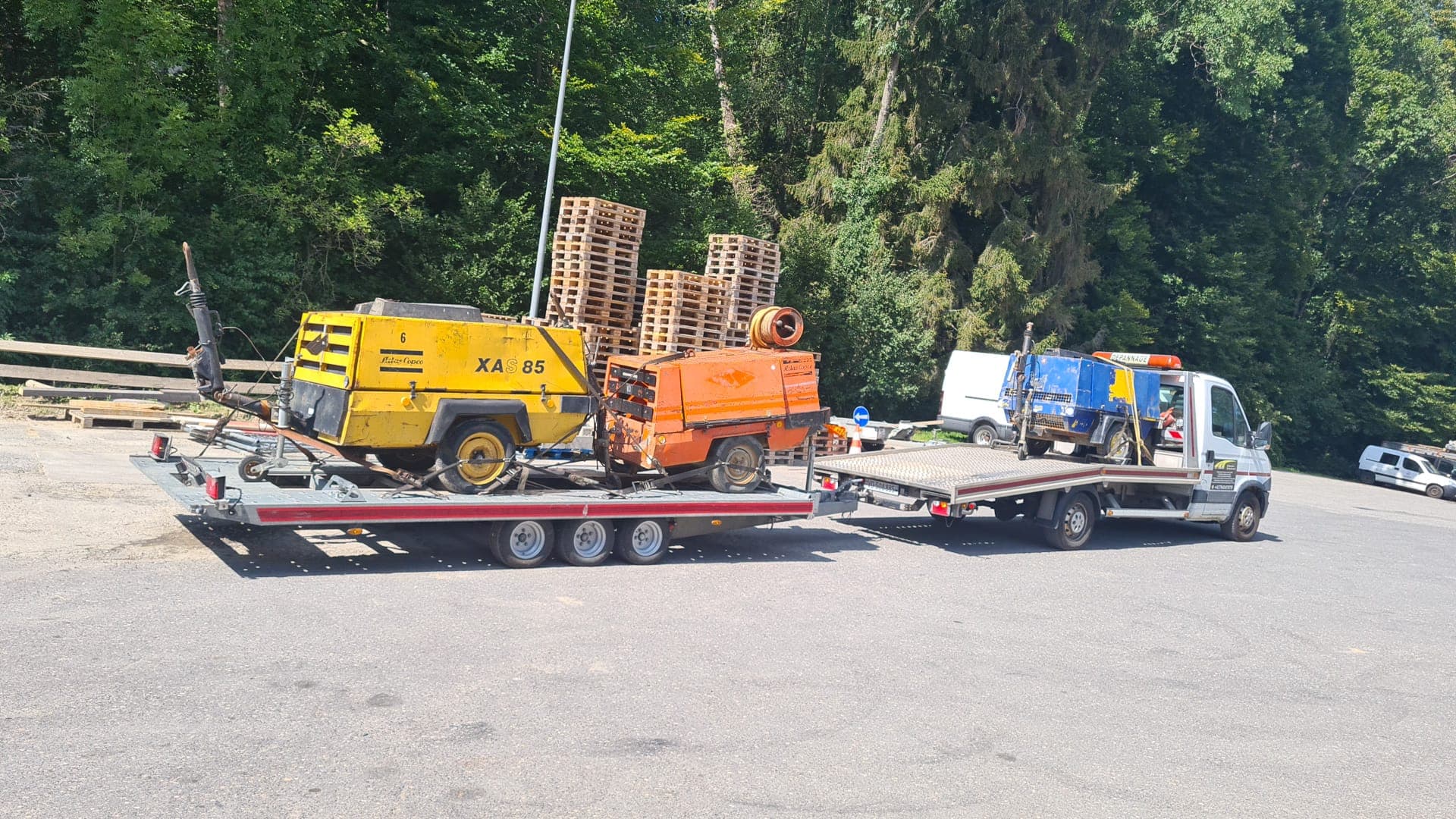 Chargement d'un véhicule sur dépanneuse à plateau