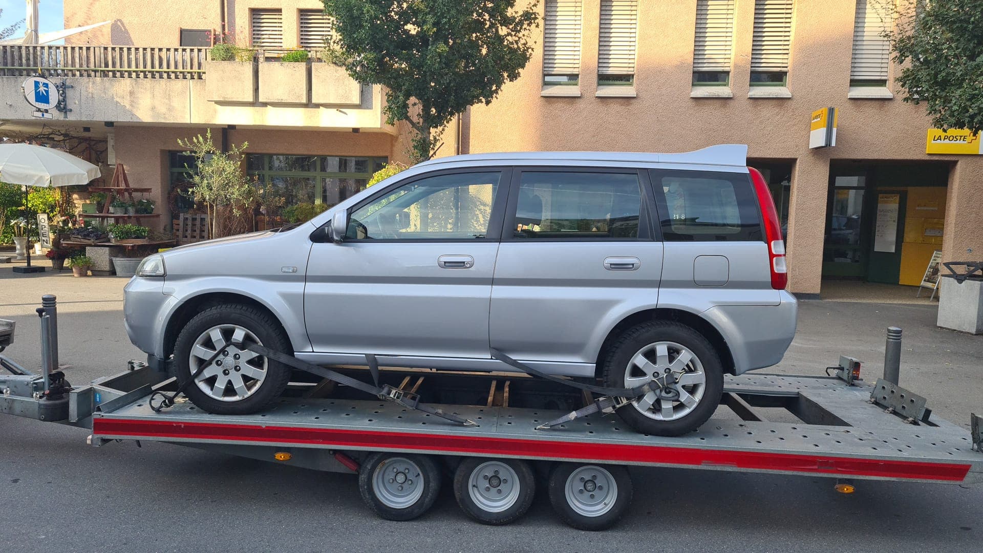 Véhicule sanglé sur le plateau d'une dépanneuse Daly Transport