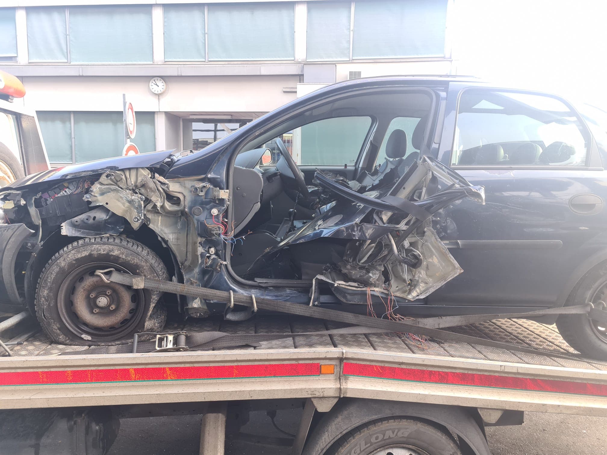 Véhicule sanglé sur le plateau d'une dépanneuse Daly Transport