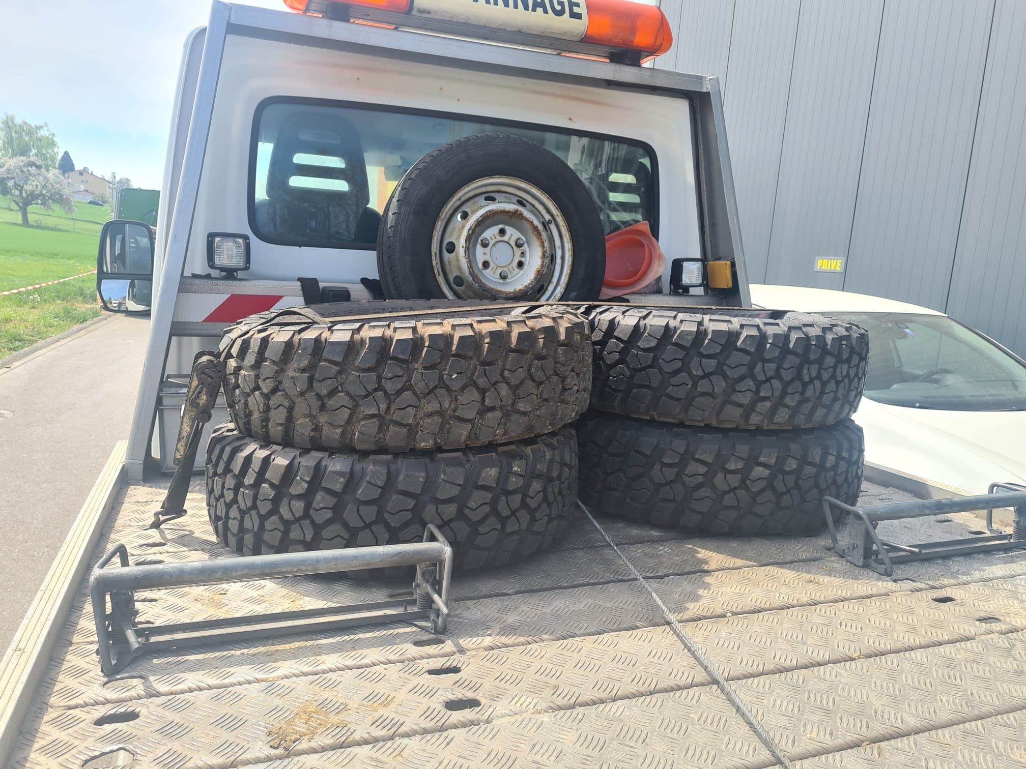 Remorquage d'une voiture sur plateau par Daly Transport