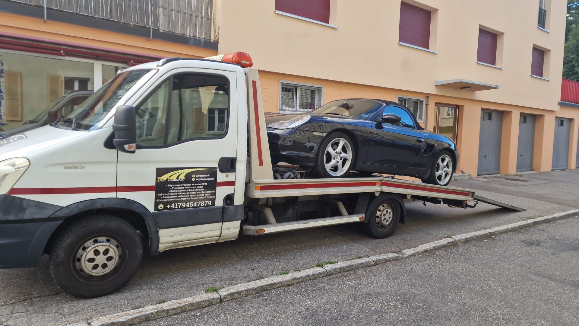 Remorquage d'une voiture sur plateau par Daly Transport
