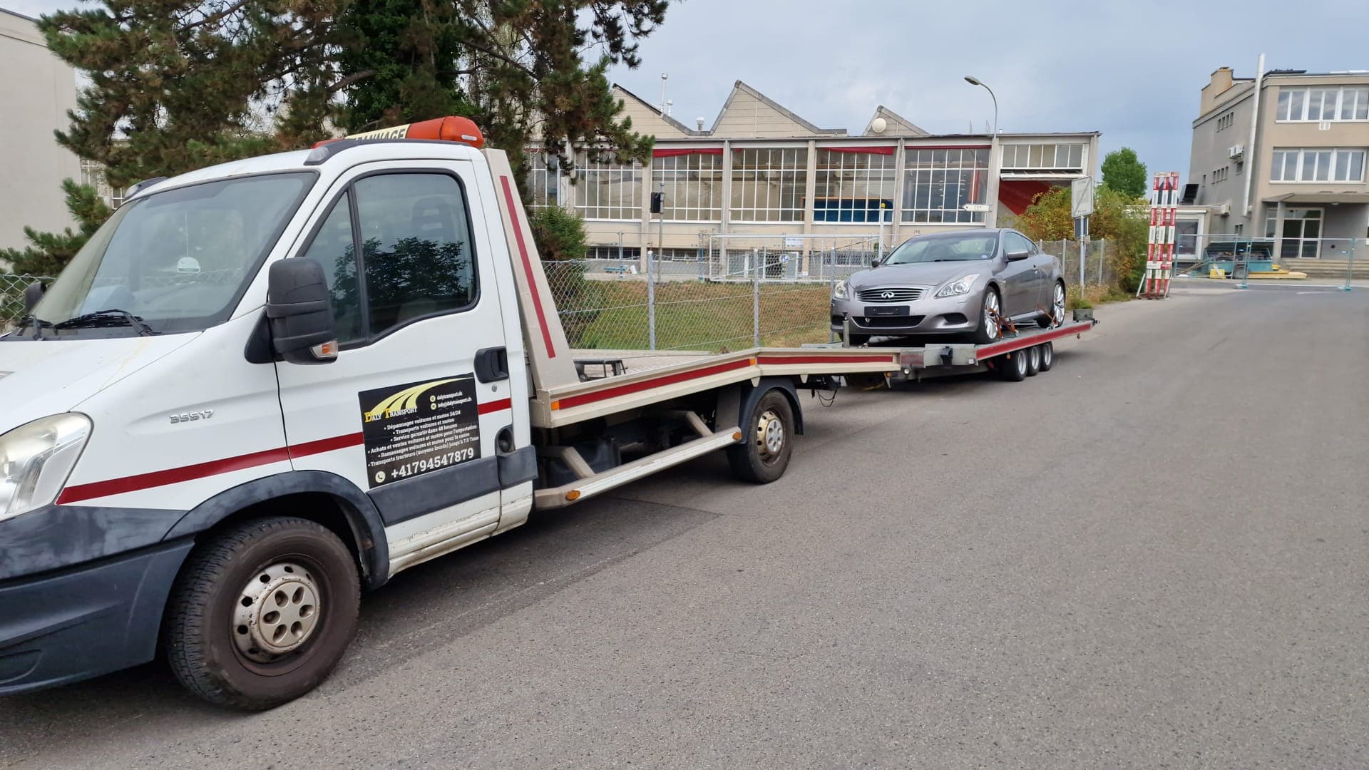 Remorquage d'une voiture sur plateau par Daly Transport