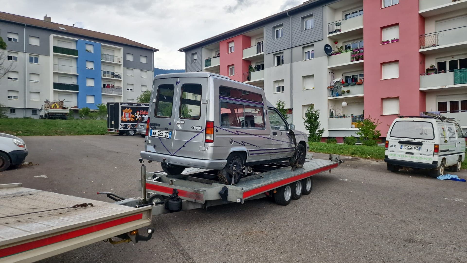 Remorquage d'une voiture sur plateau par Daly Transport