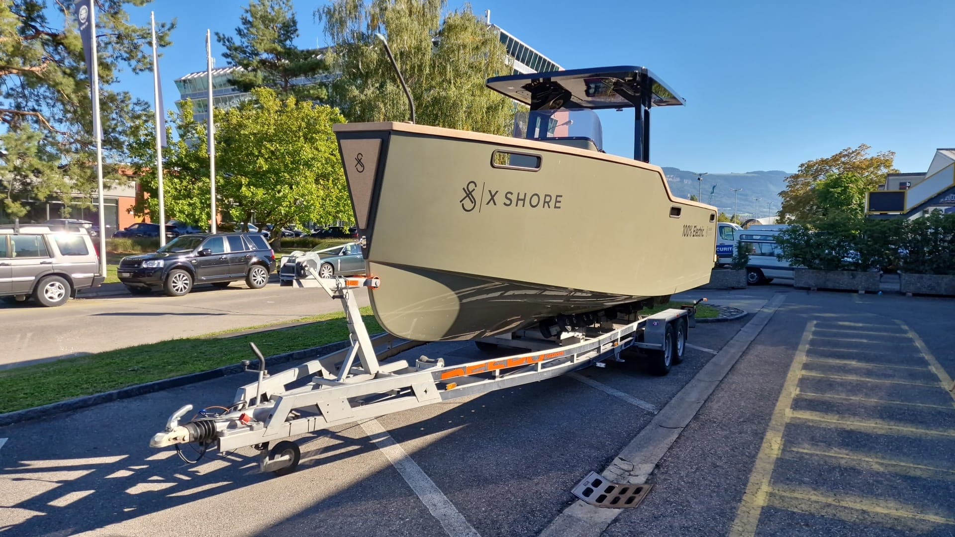 Véhicule sanglé sur le plateau d'une dépanneuse Daly Transport