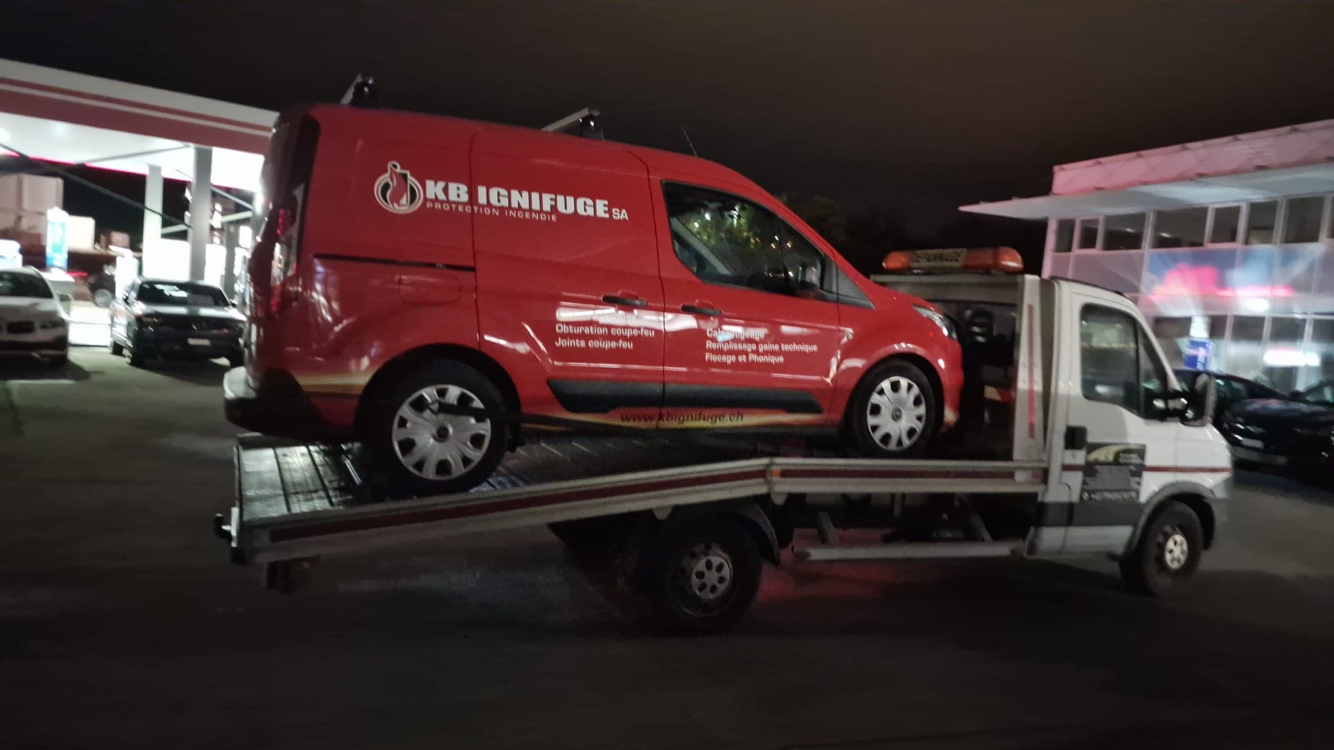 Chargement d'un véhicule sur dépanneuse à plateau