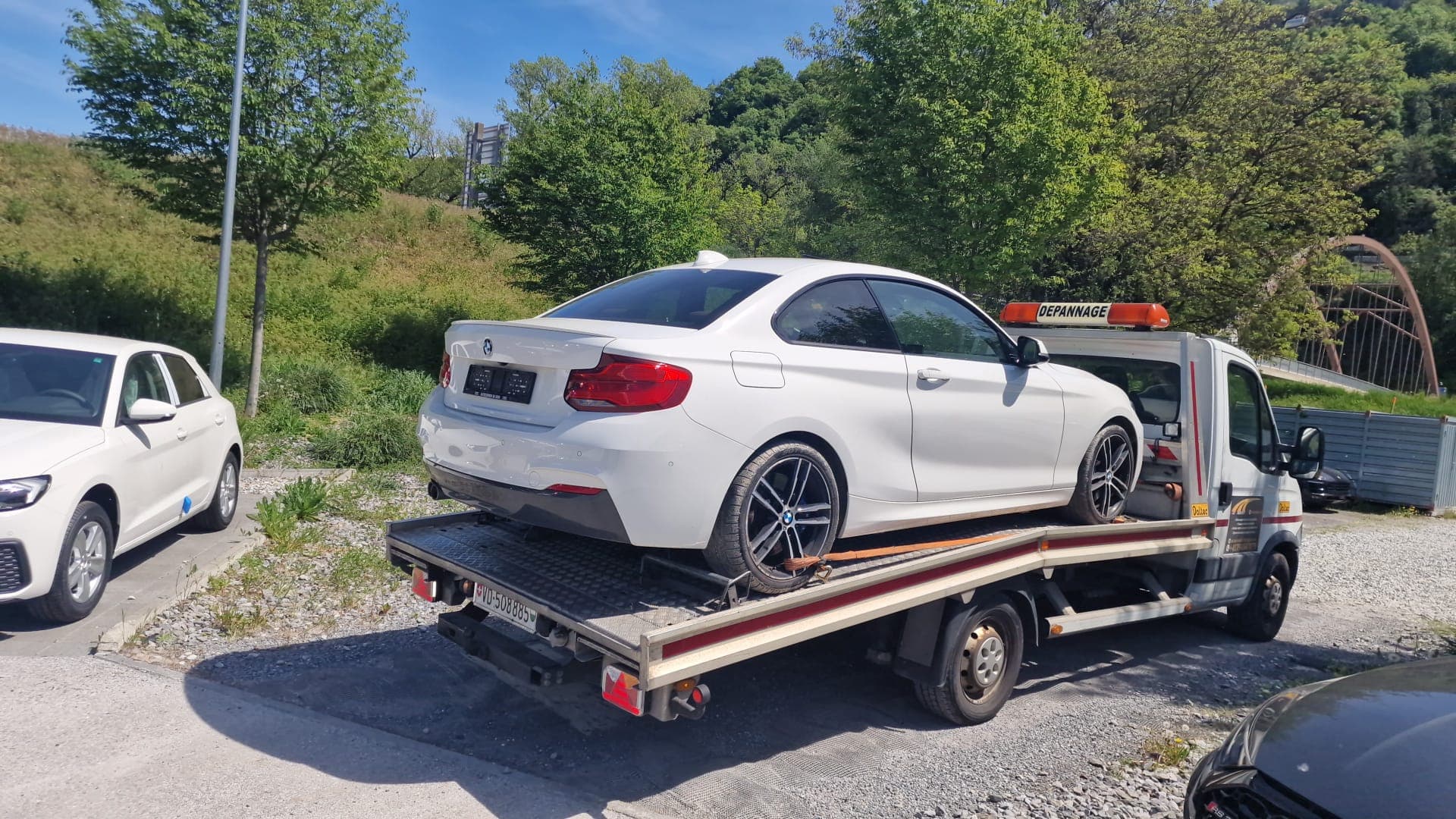 Remorquage d'une voiture sur plateau par Daly Transport