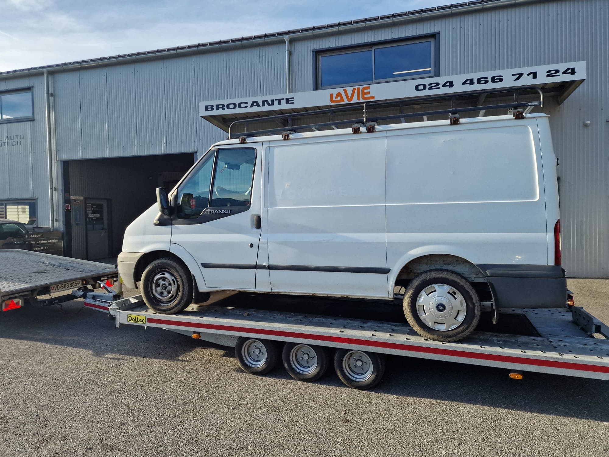 Remorquage d'une voiture sur plateau par Daly Transport