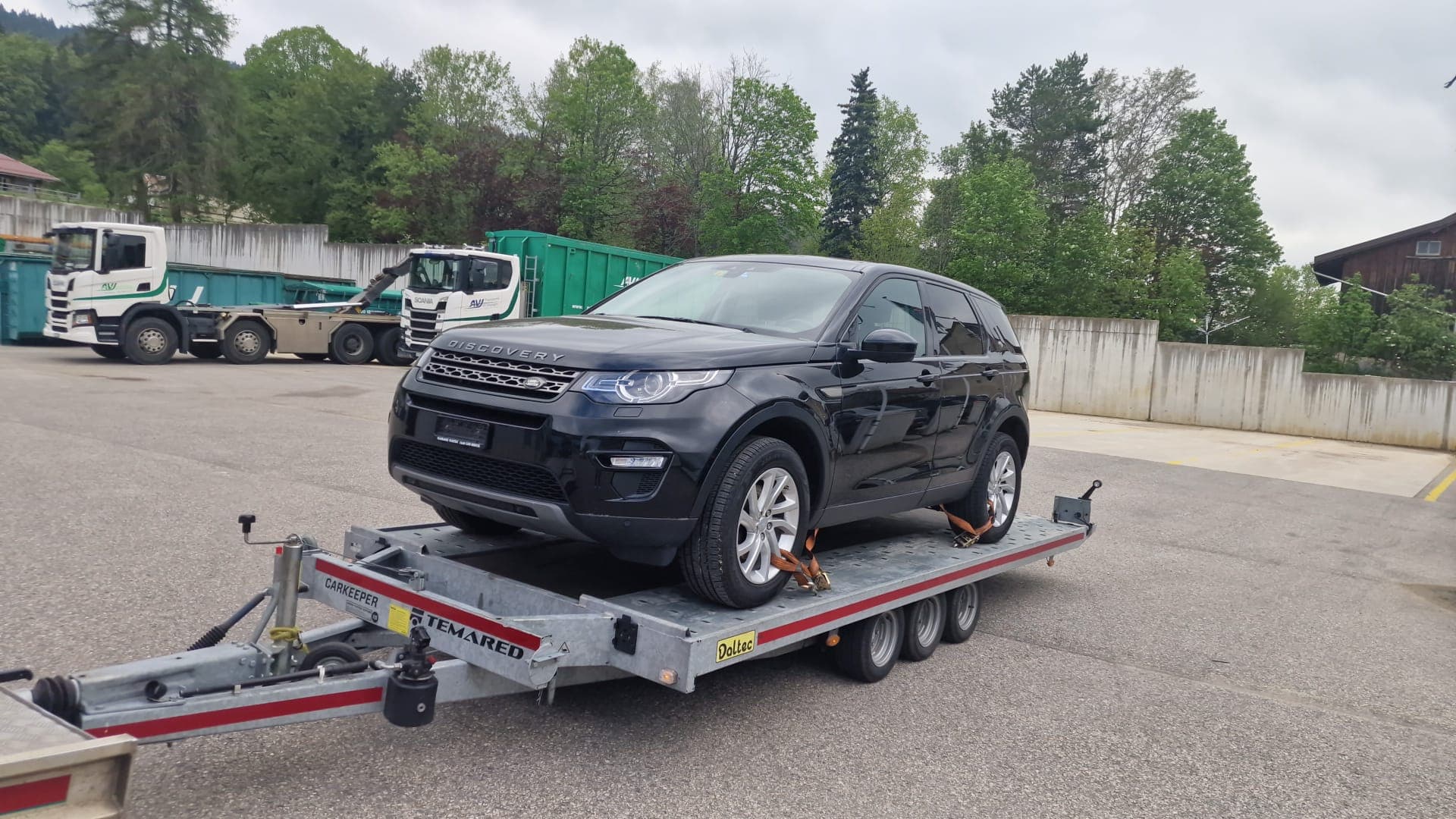 Remorquage d'une voiture sur plateau par Daly Transport