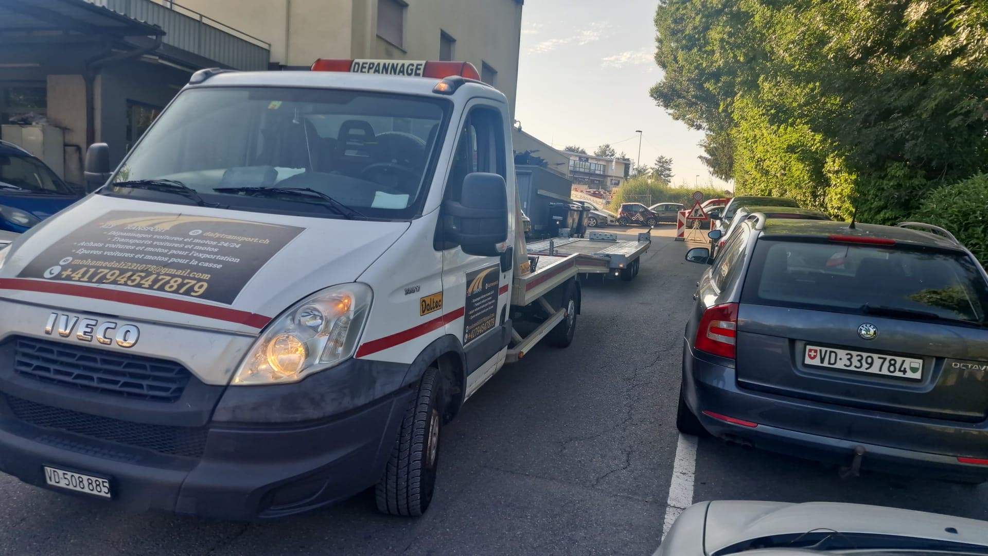 Véhicule sanglé sur le plateau d'une dépanneuse Daly Transport