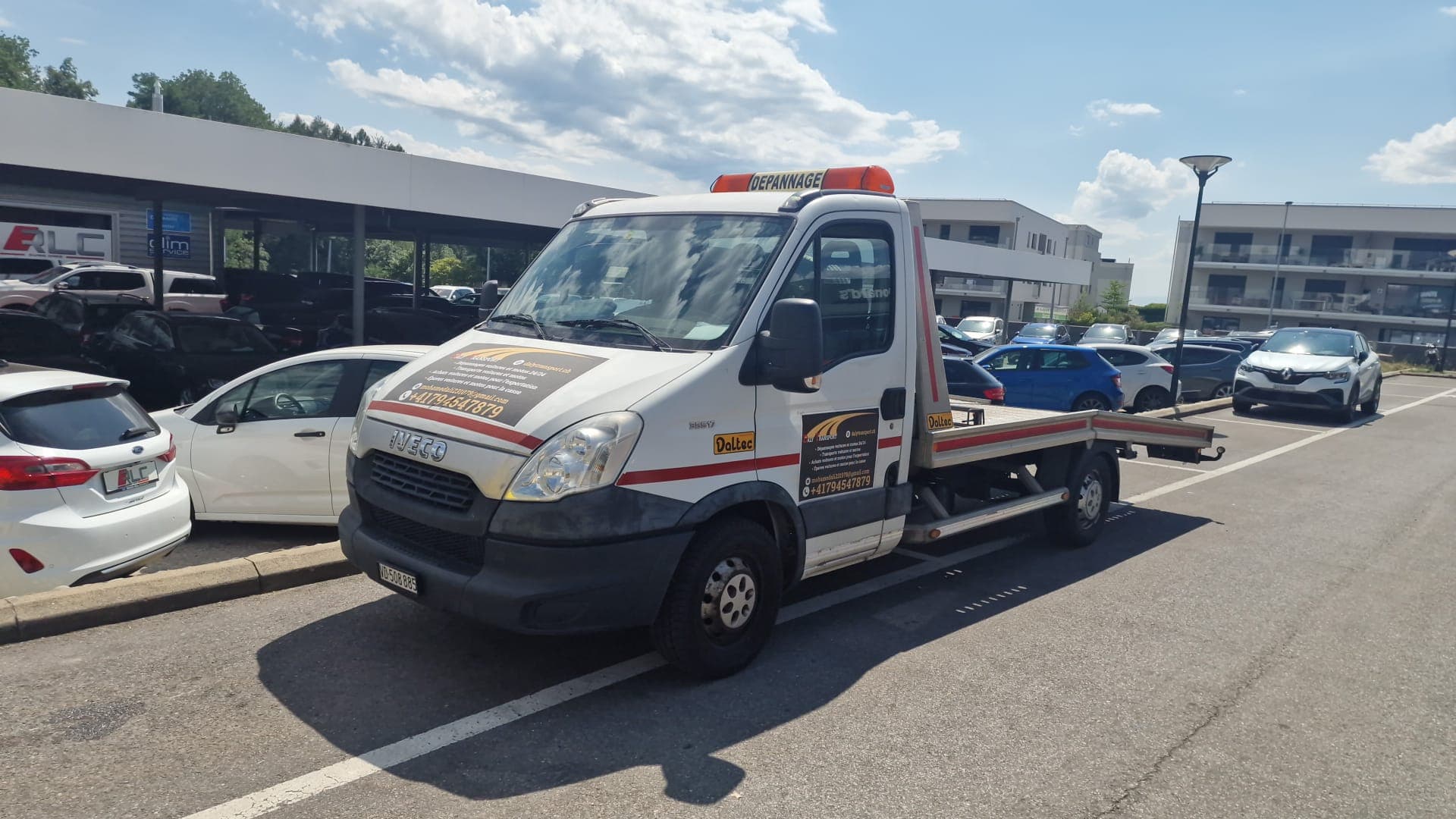 Remorquage d'une voiture sur plateau par Daly Transport