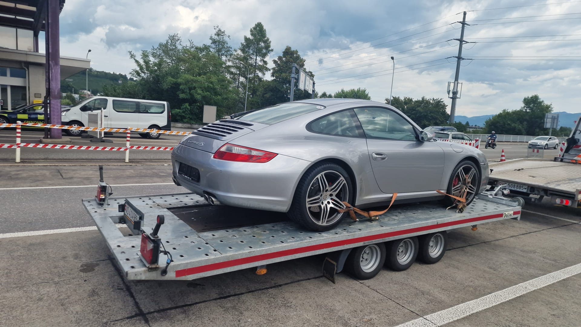 Véhicule sanglé sur le plateau d'une dépanneuse Daly Transport
