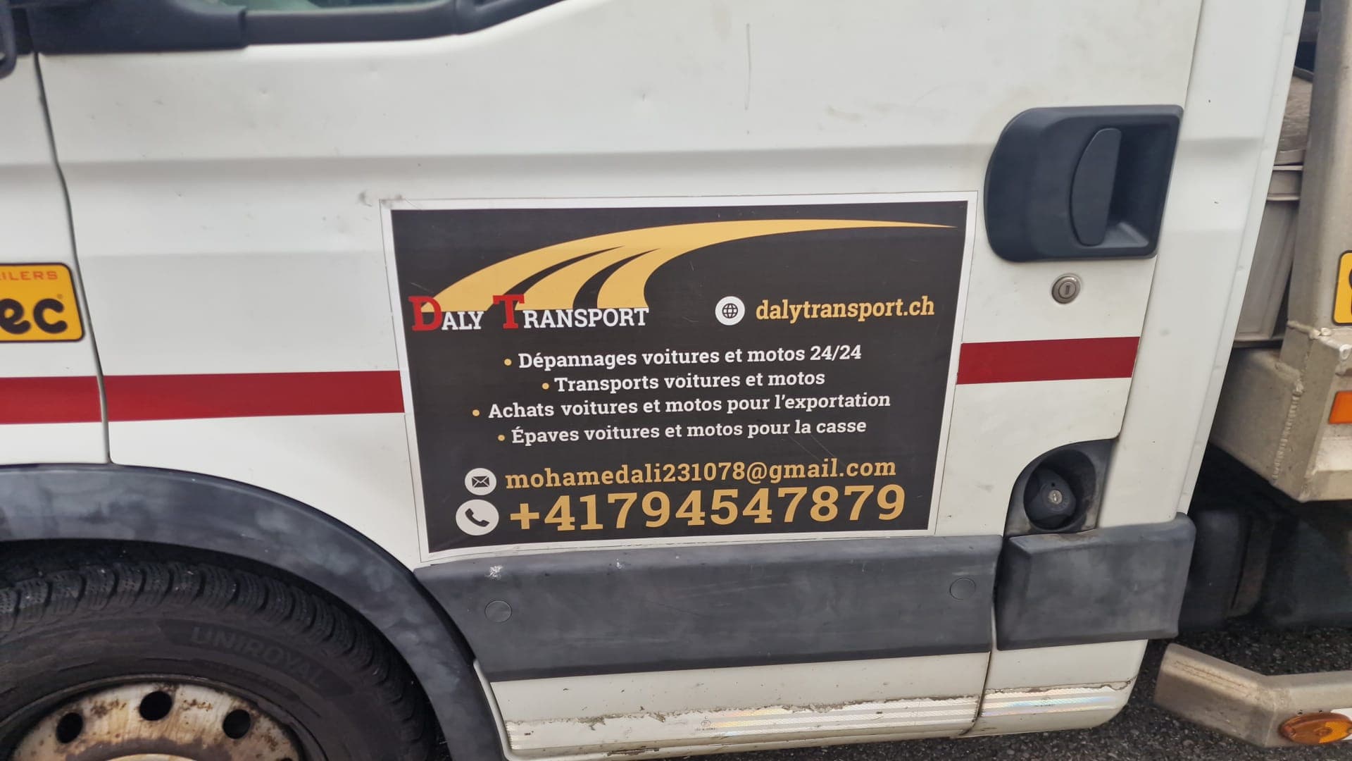 Remorquage d'une voiture sur plateau par Daly Transport