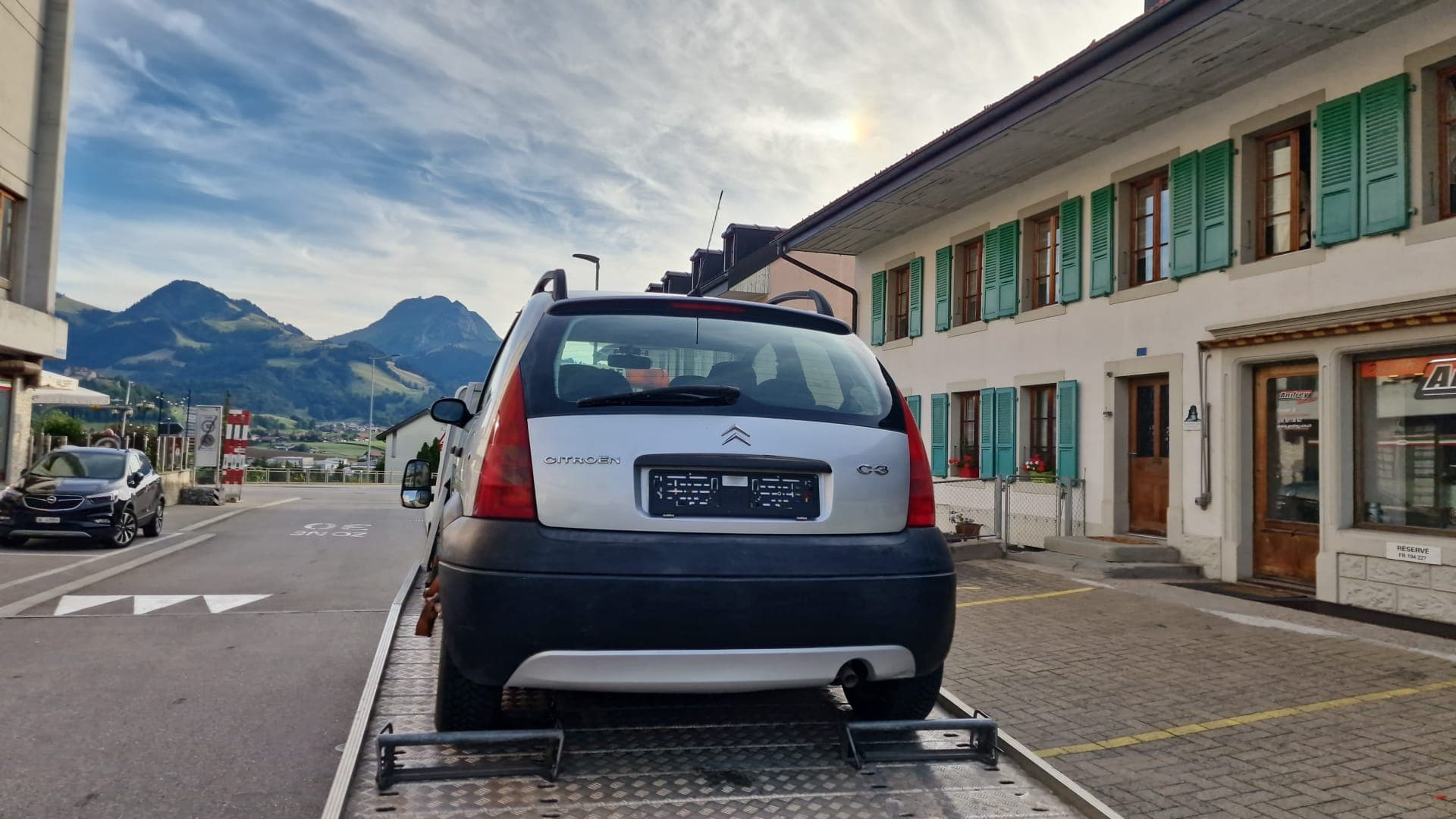 Véhicule sanglé sur le plateau d'une dépanneuse Daly Transport