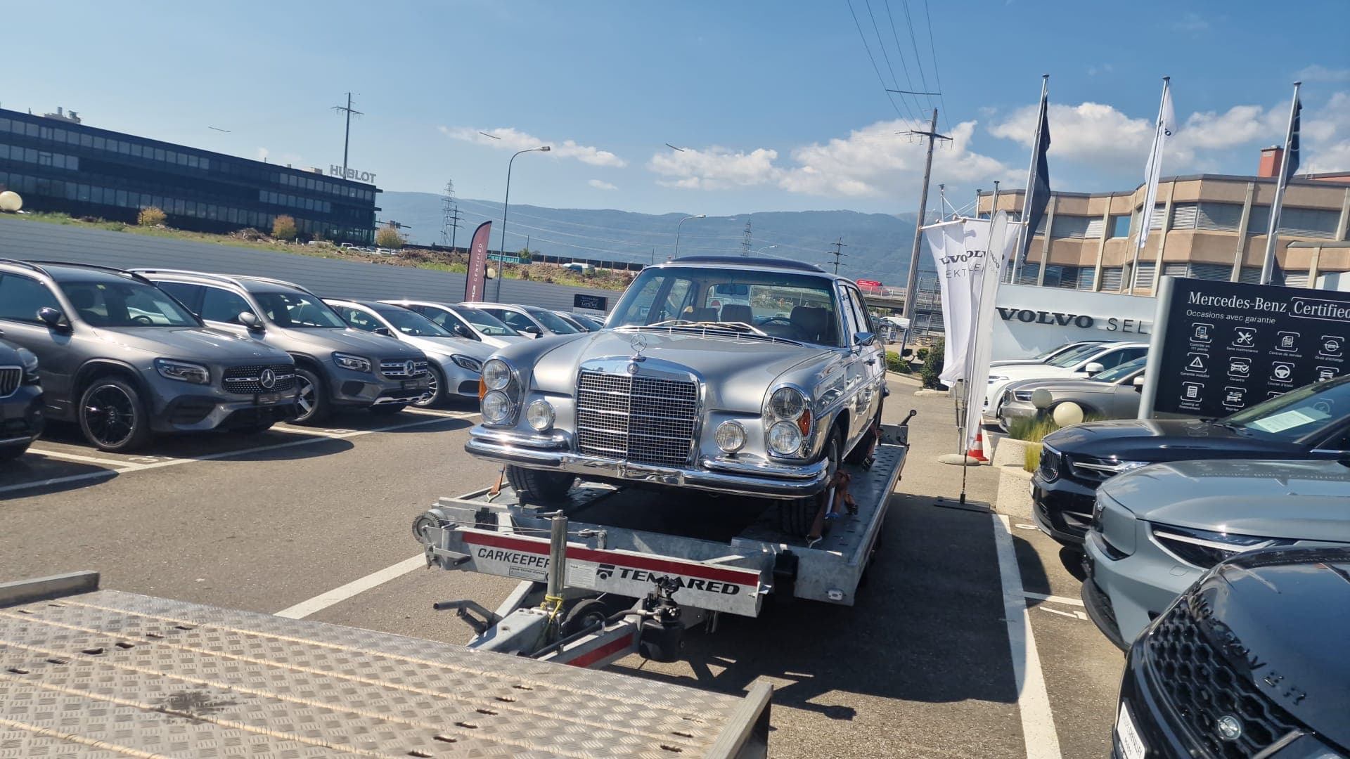 Remorquage d'une voiture sur plateau par Daly Transport