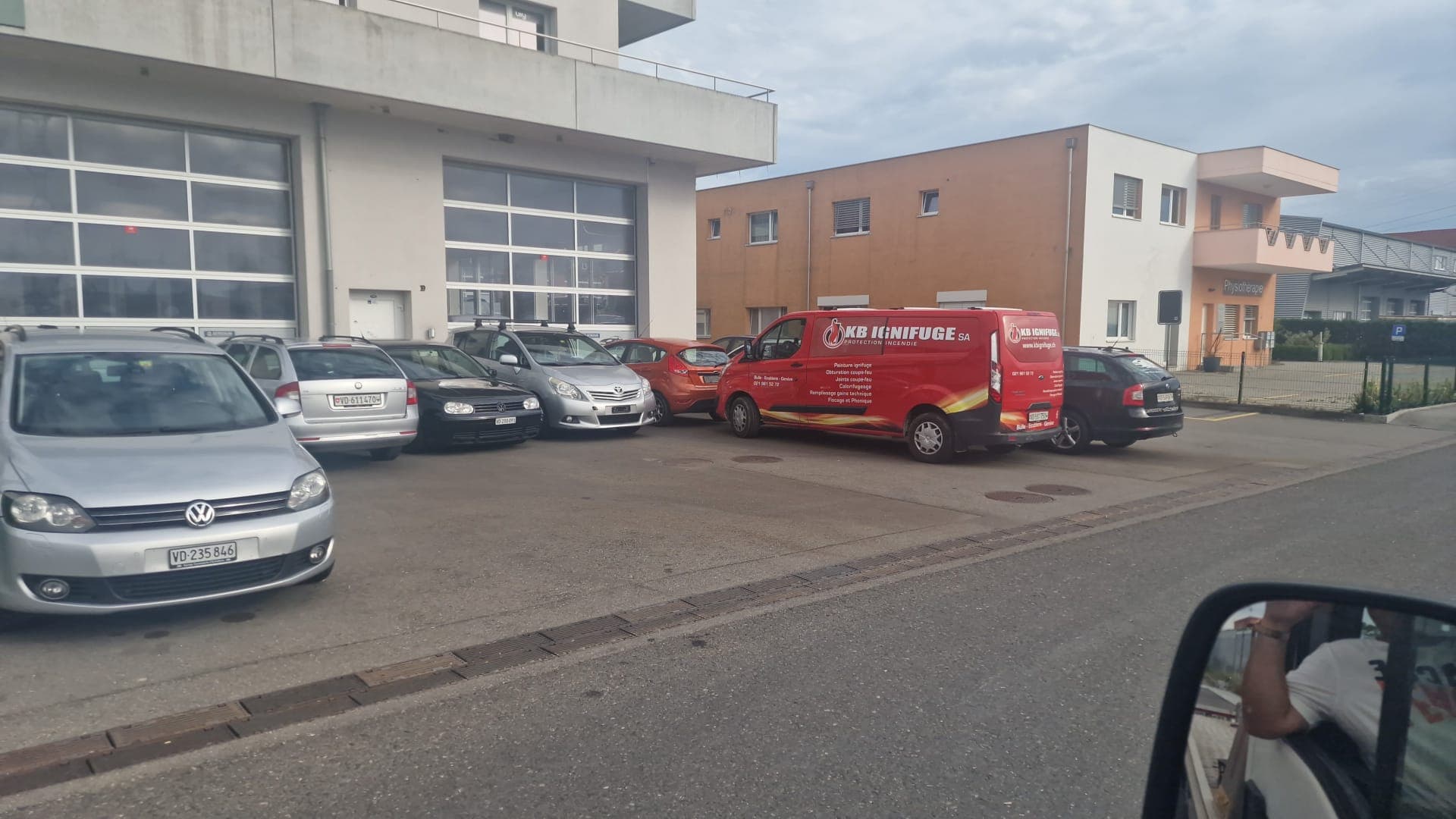 Chargement d'un véhicule sur dépanneuse à plateau