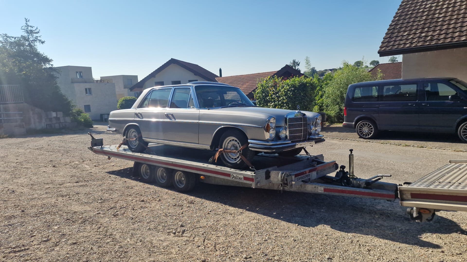 Véhicule sanglé sur le plateau d'une dépanneuse Daly Transport
