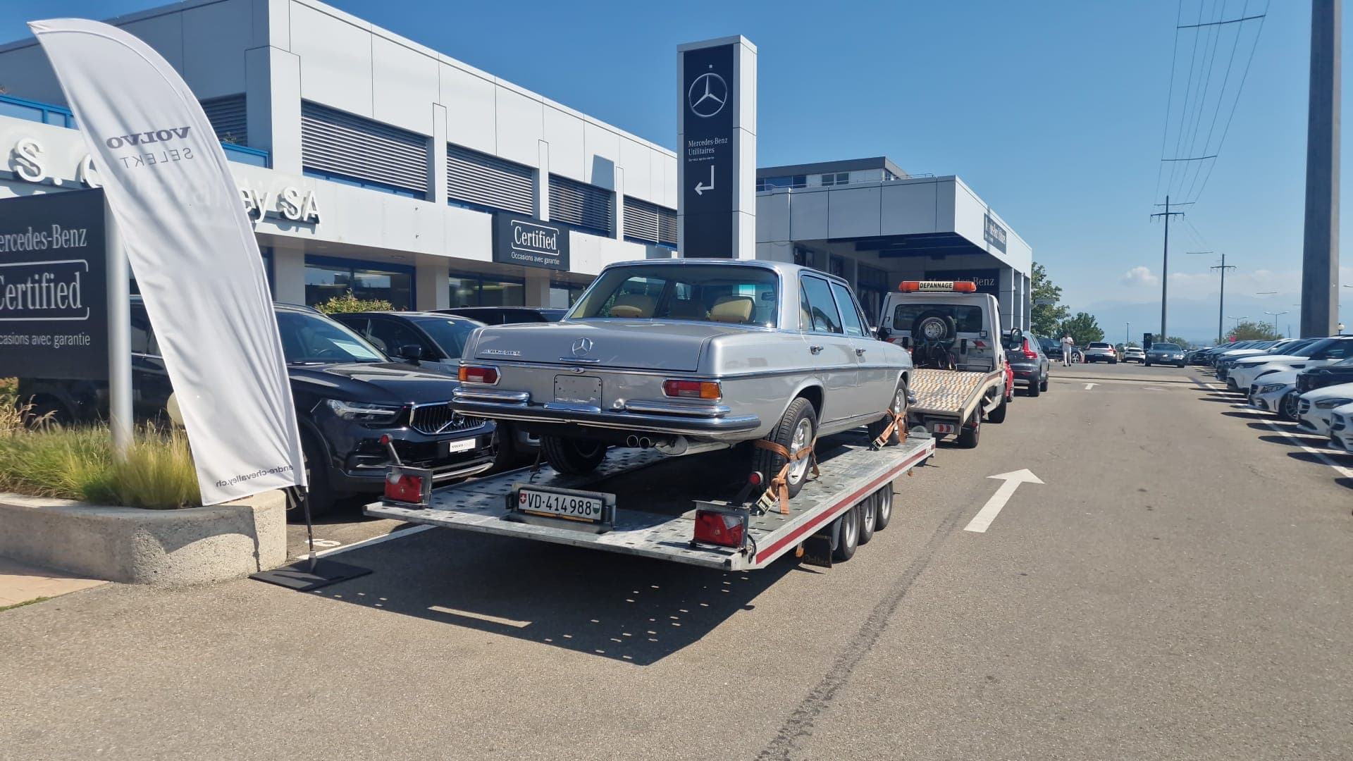 Remorquage d'une voiture sur plateau par Daly Transport