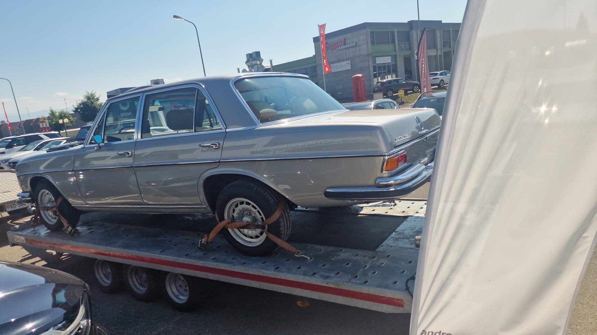 Remorquage d'une voiture sur plateau par Daly Transport
