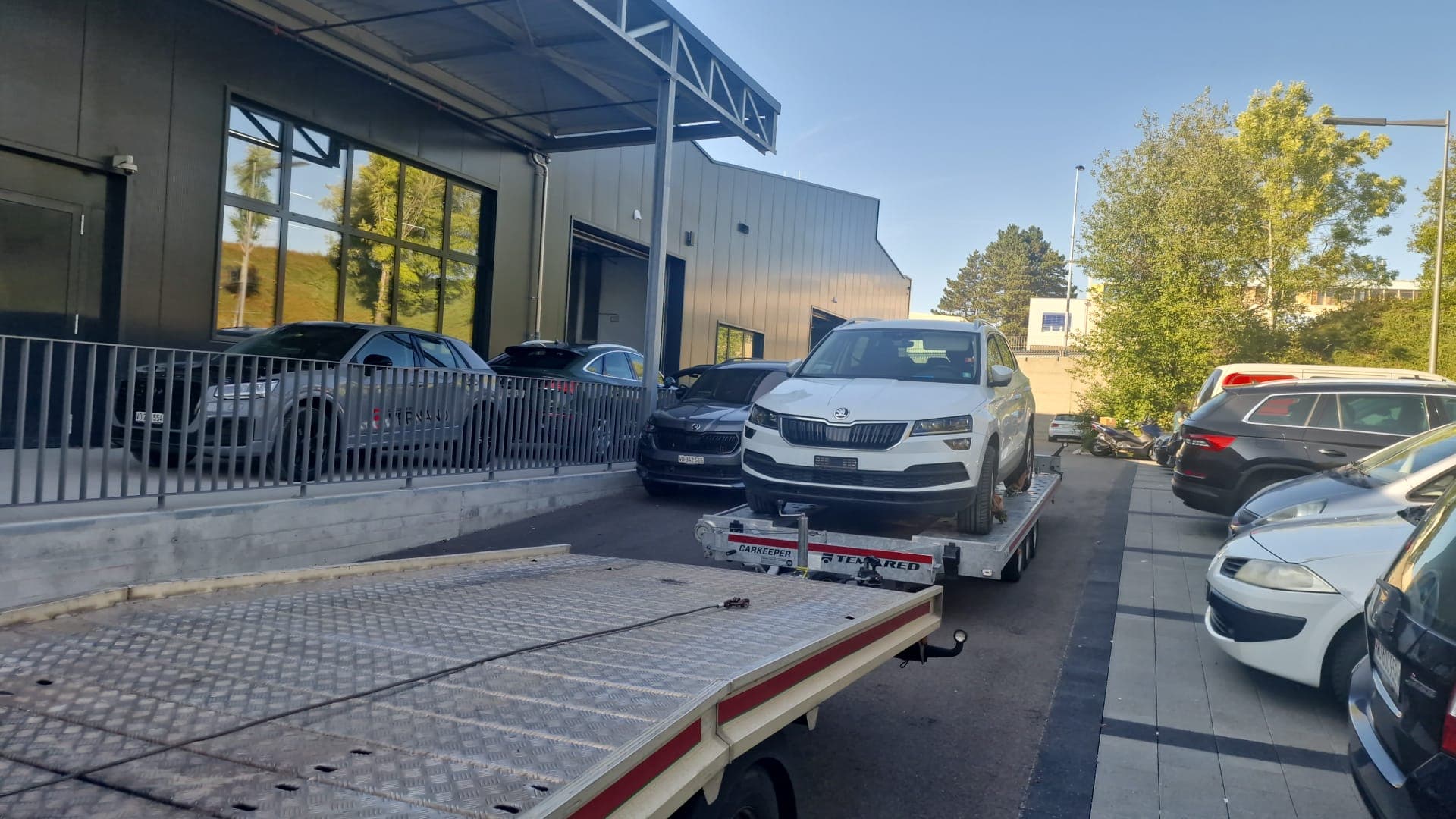 Véhicule sanglé sur le plateau d'une dépanneuse Daly Transport