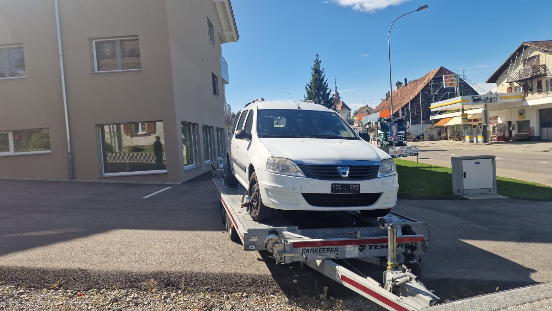 Chargement d'un véhicule sur dépanneuse à plateau
