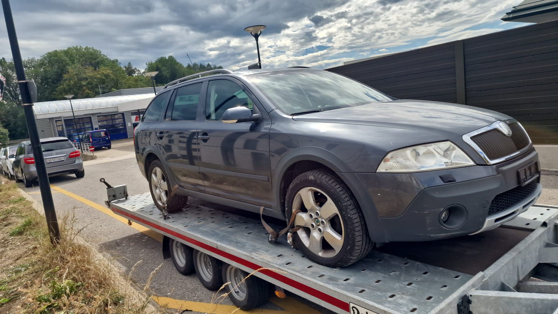 Véhicule sanglé sur le plateau d'une dépanneuse Daly Transport