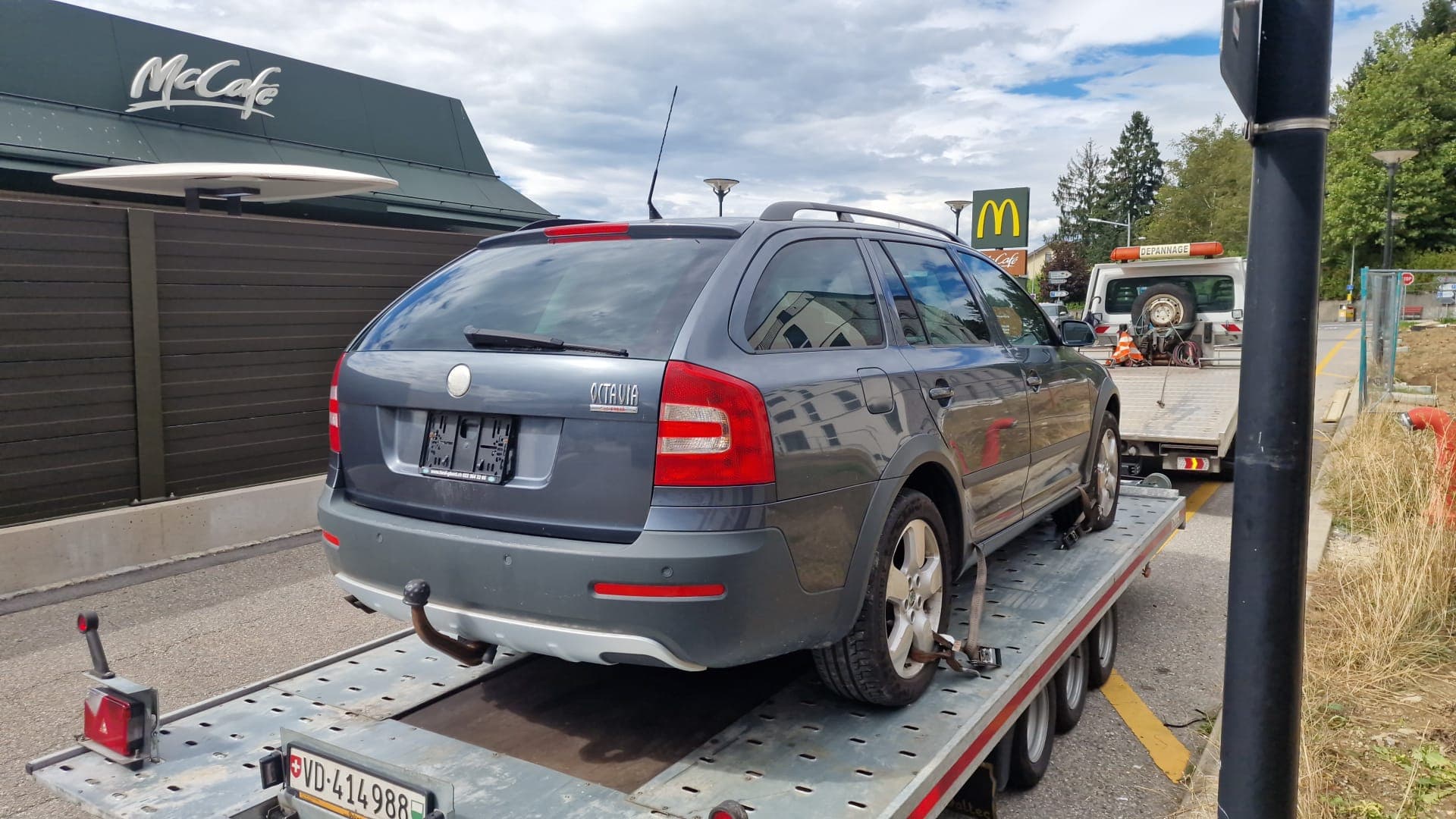 Remorquage d'une voiture sur plateau par Daly Transport