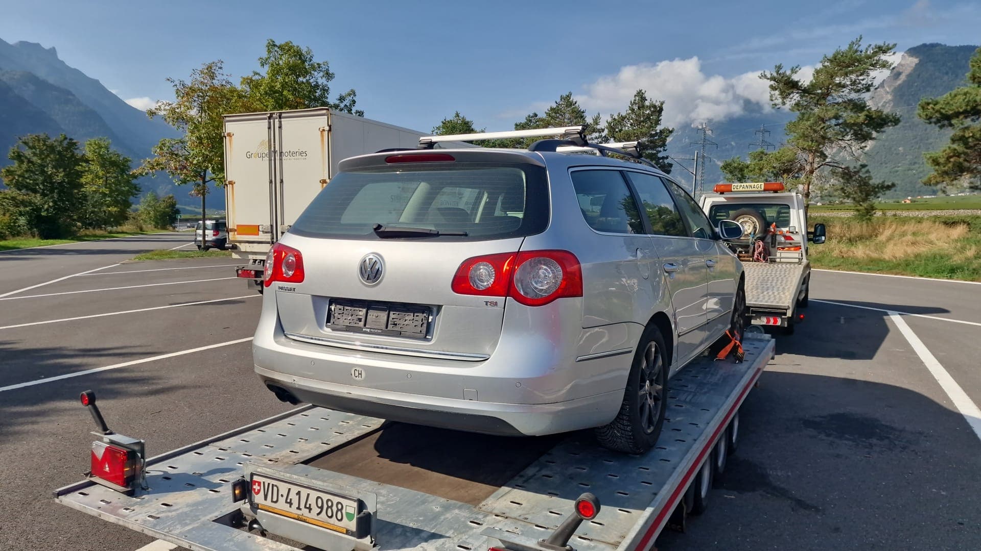 Chargement d'un véhicule sur dépanneuse à plateau