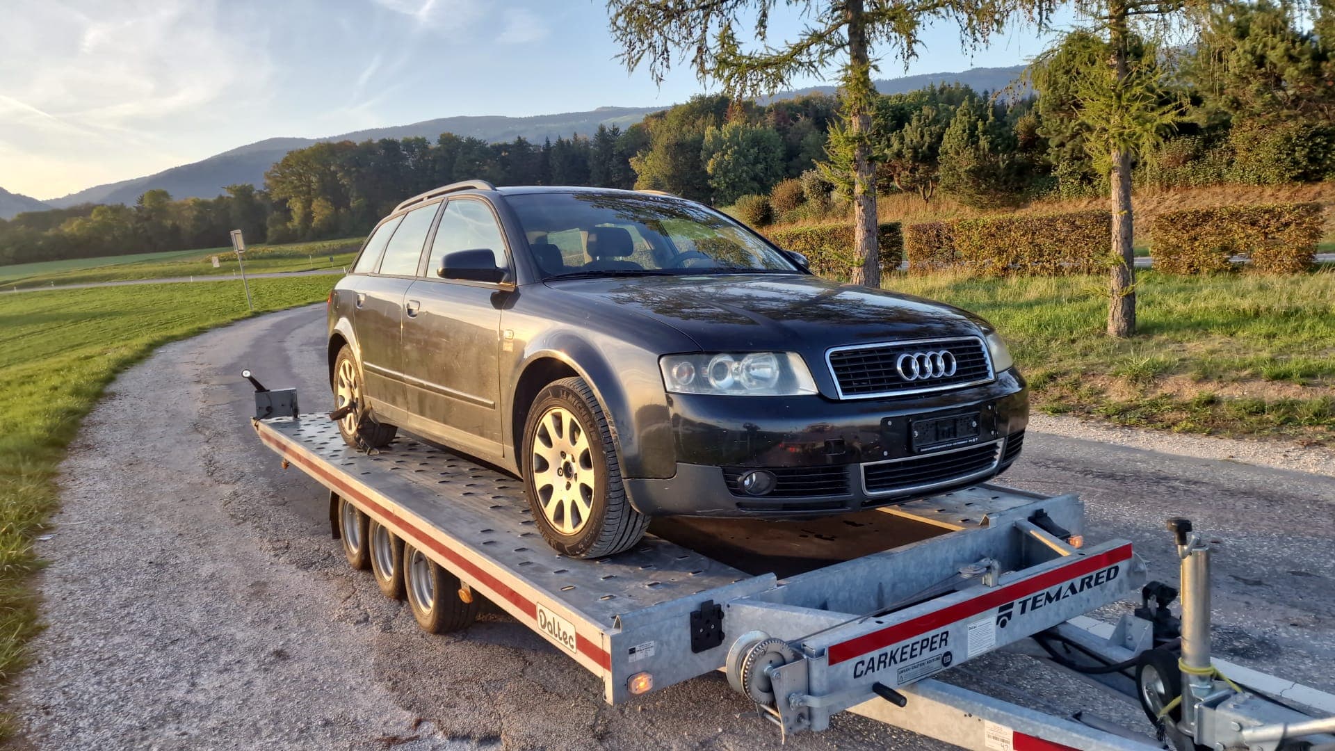 Véhicule sanglé sur le plateau d'une dépanneuse Daly Transport