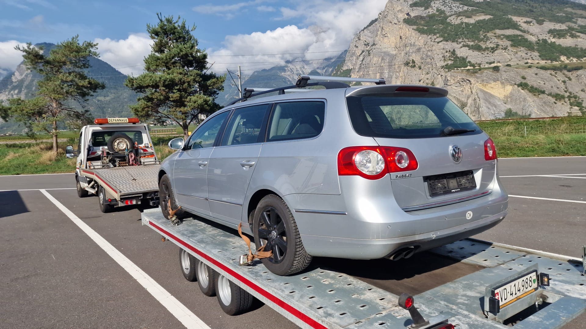 Remorquage d'une voiture sur plateau par Daly Transport