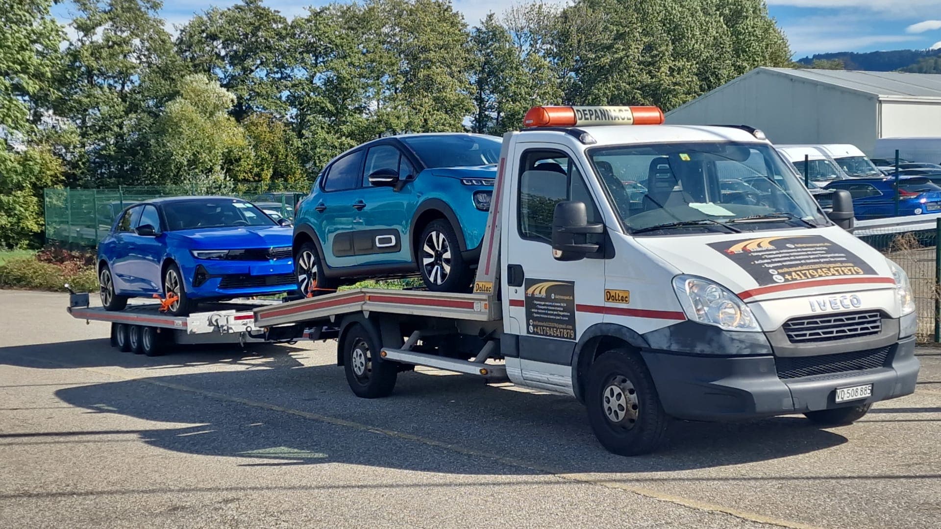 Remorquage d'une voiture sur plateau par Daly Transport