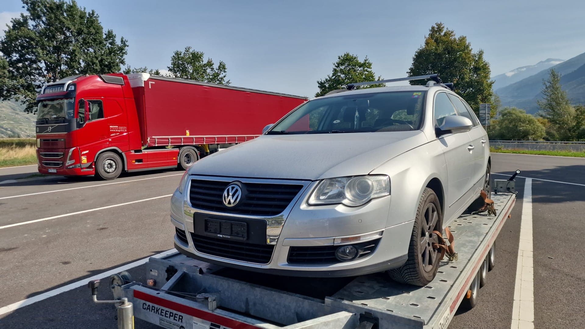 Chargement d'un véhicule sur dépanneuse à plateau