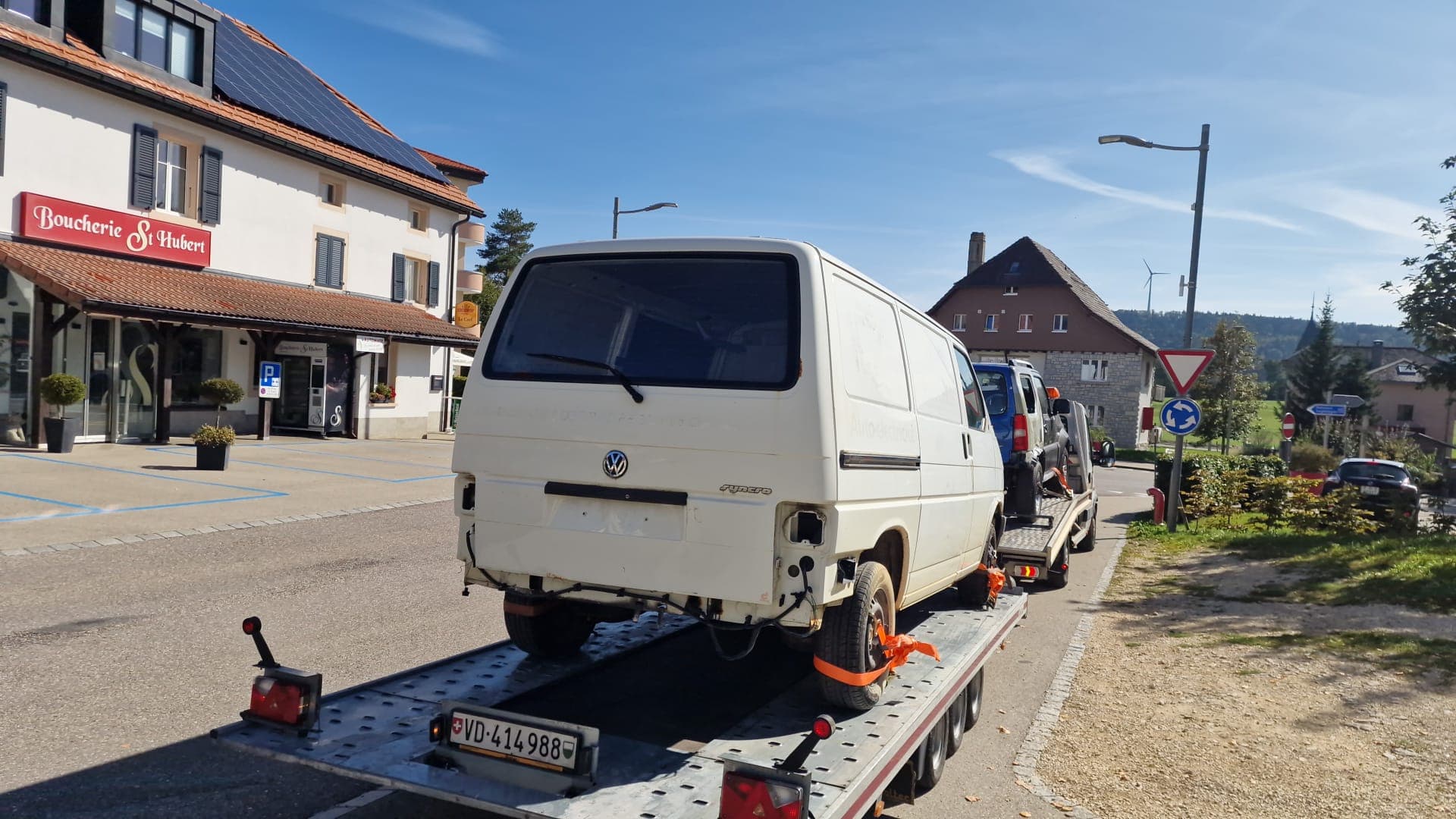 Véhicule sanglé sur le plateau d'une dépanneuse Daly Transport