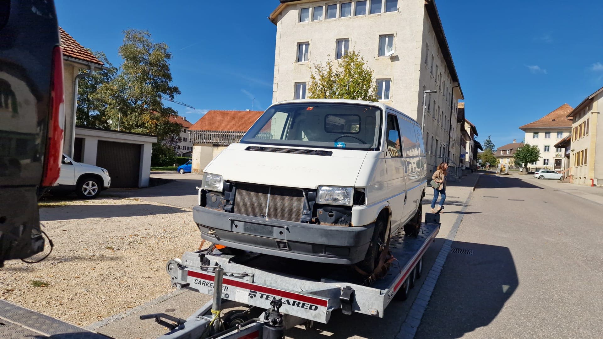 Remorquage d'une voiture sur plateau par Daly Transport