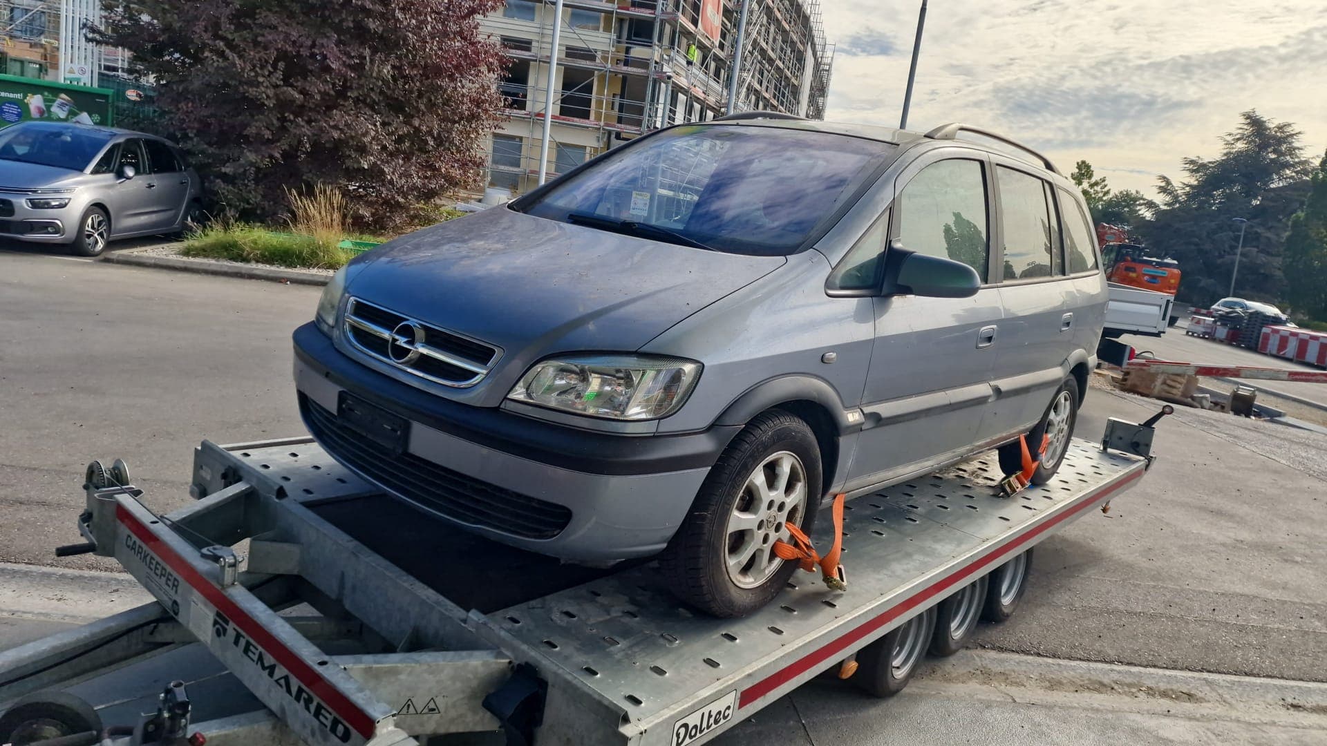 Chargement d'un véhicule sur dépanneuse à plateau