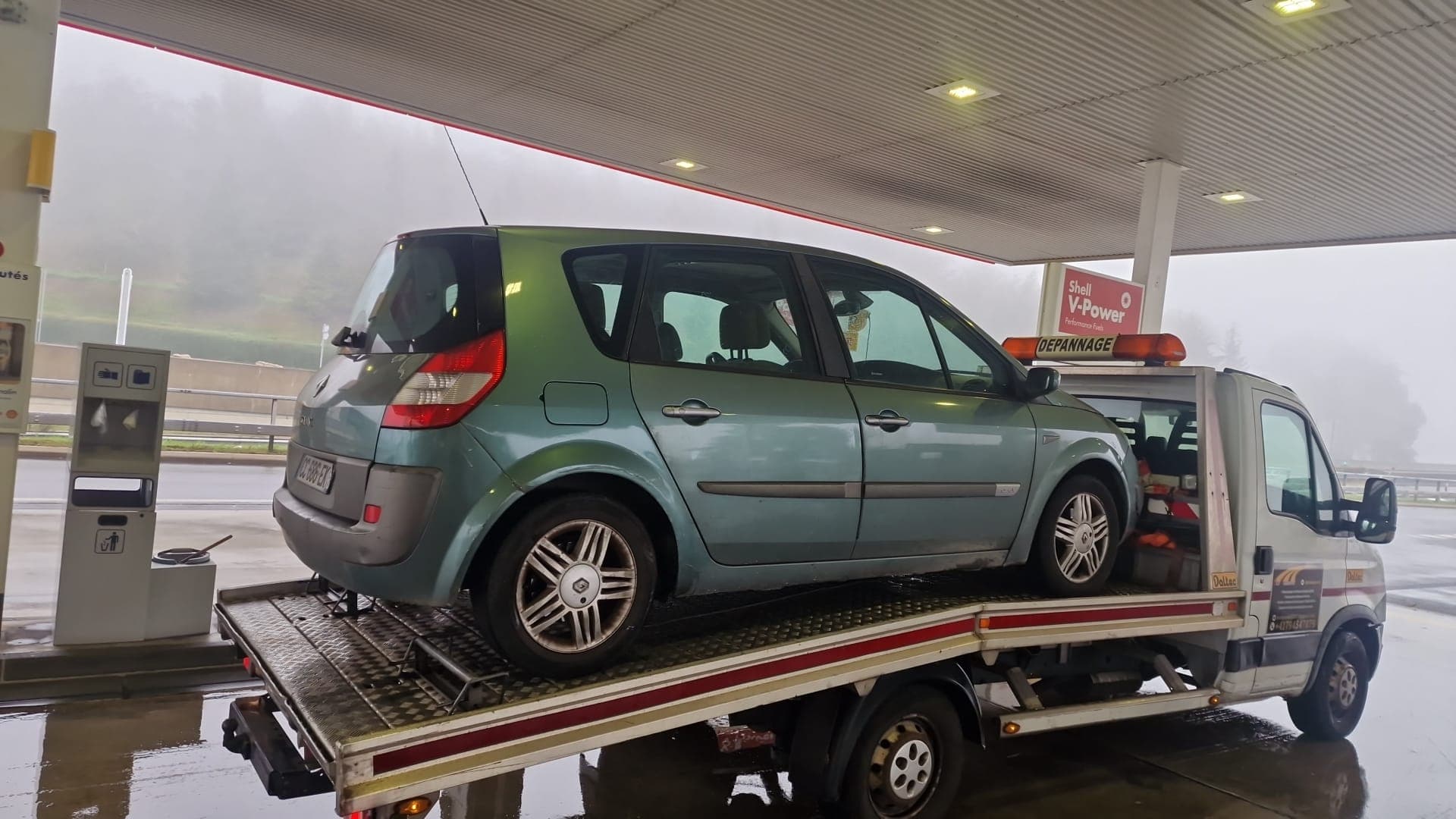 Véhicule sanglé sur le plateau d'une dépanneuse Daly Transport