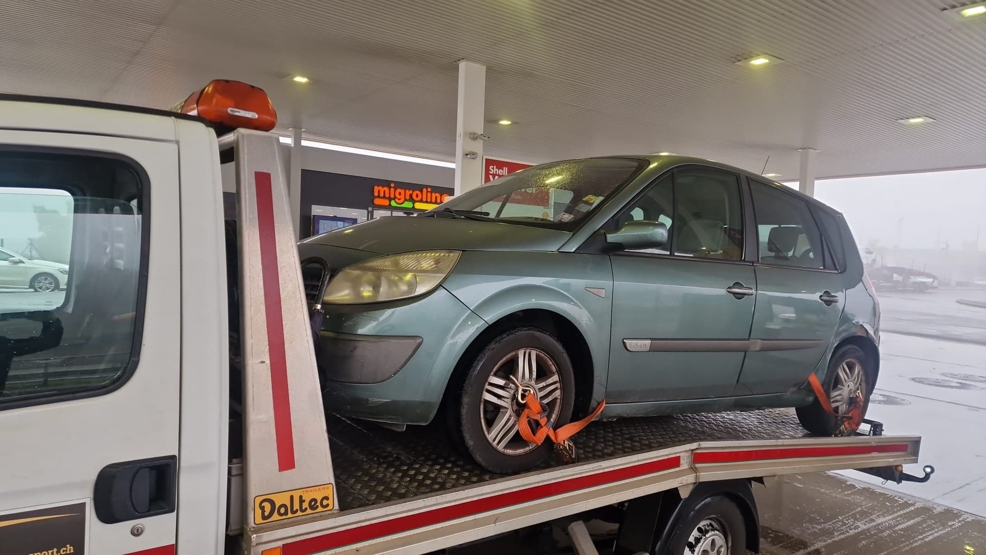 Remorquage d'une voiture sur plateau par Daly Transport