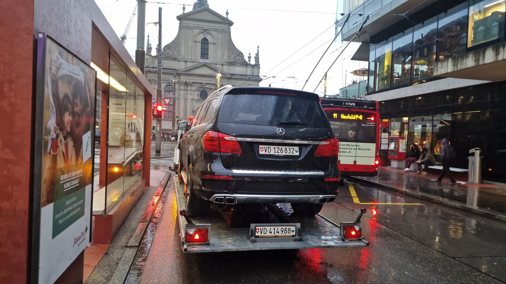 Véhicule sanglé sur le plateau d'une dépanneuse Daly Transport