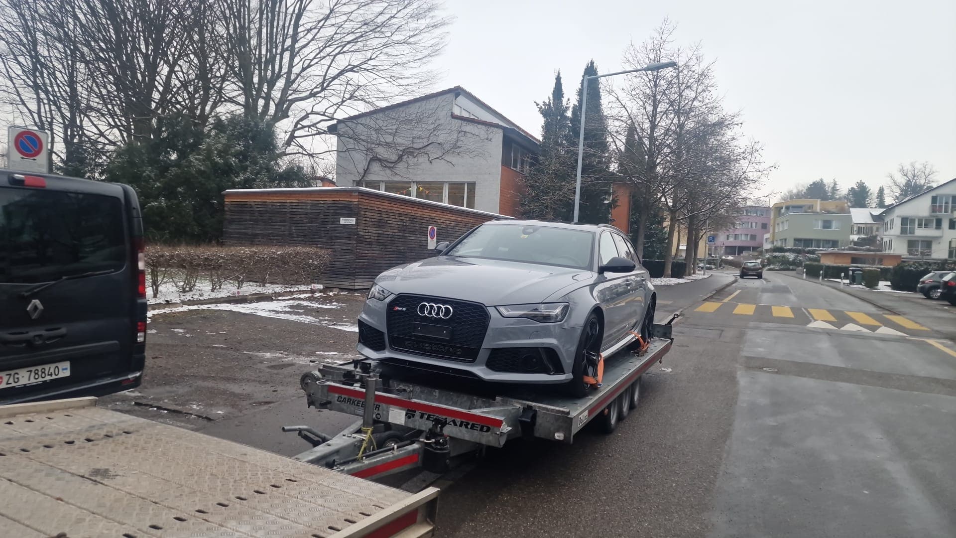 Véhicule sanglé sur le plateau d'une dépanneuse Daly Transport