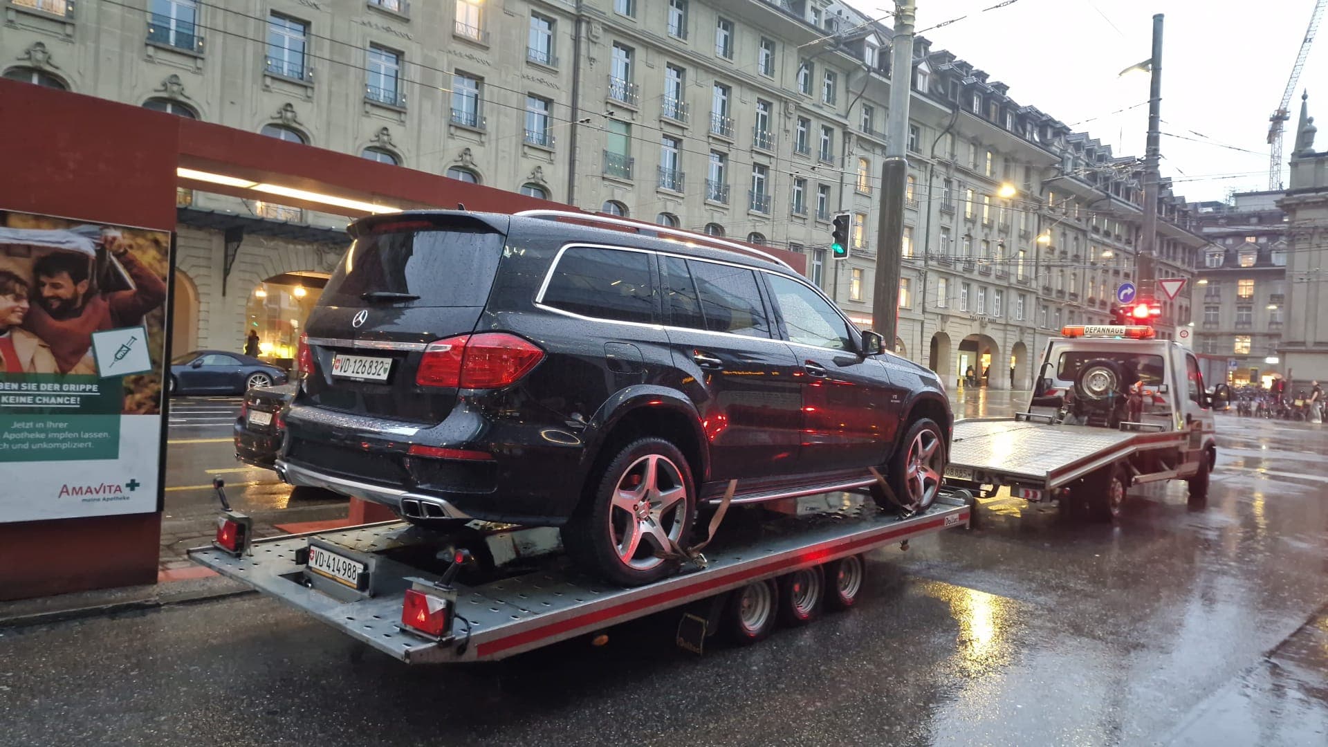 Remorquage d'une voiture sur plateau par Daly Transport