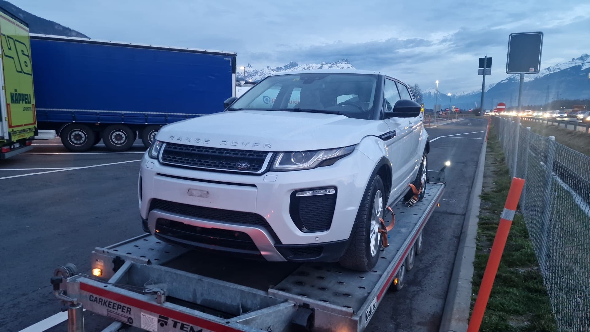 Véhicule sanglé sur le plateau d'une dépanneuse Daly Transport