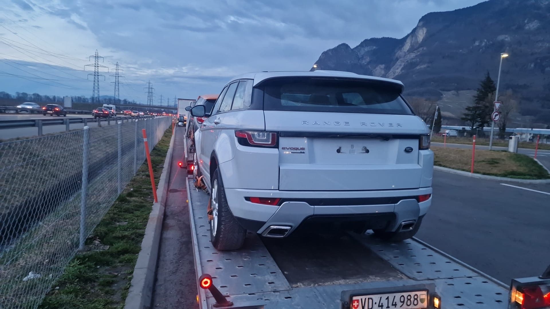 Remorquage d'une voiture sur plateau par Daly Transport
