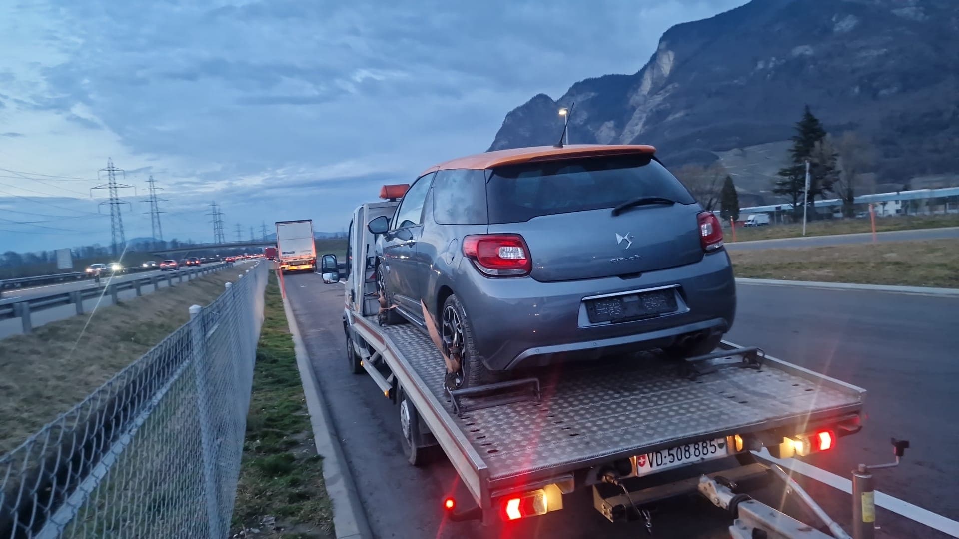 Chargement d'un véhicule sur dépanneuse à plateau