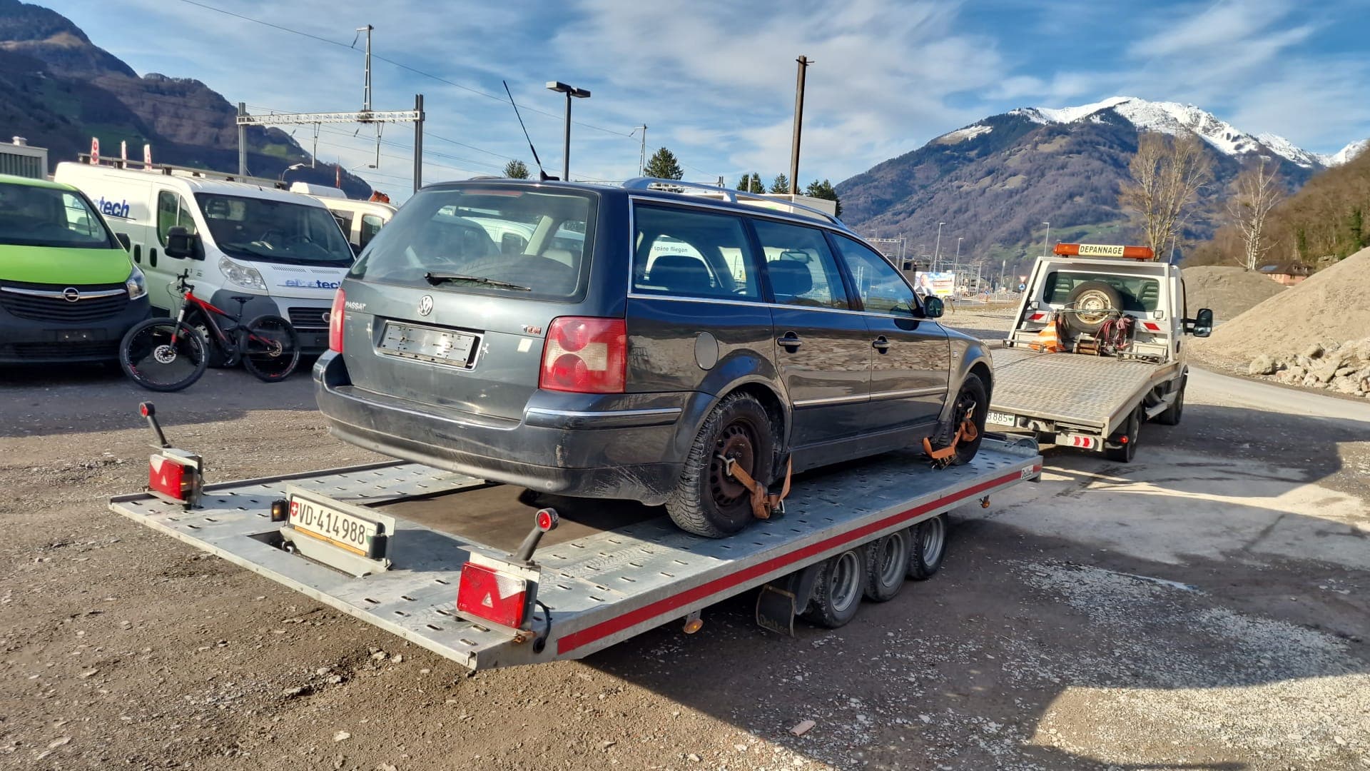 Véhicule sanglé sur le plateau d'une dépanneuse Daly Transport