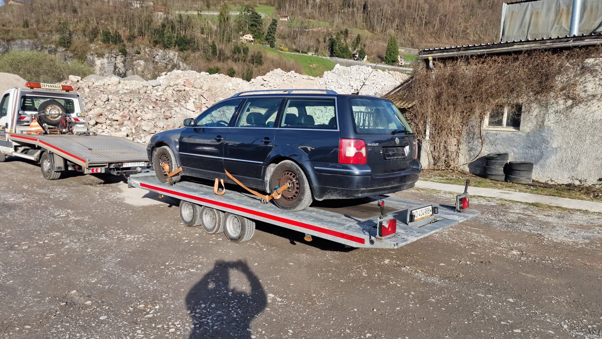 Remorquage d'une voiture sur plateau par Daly Transport