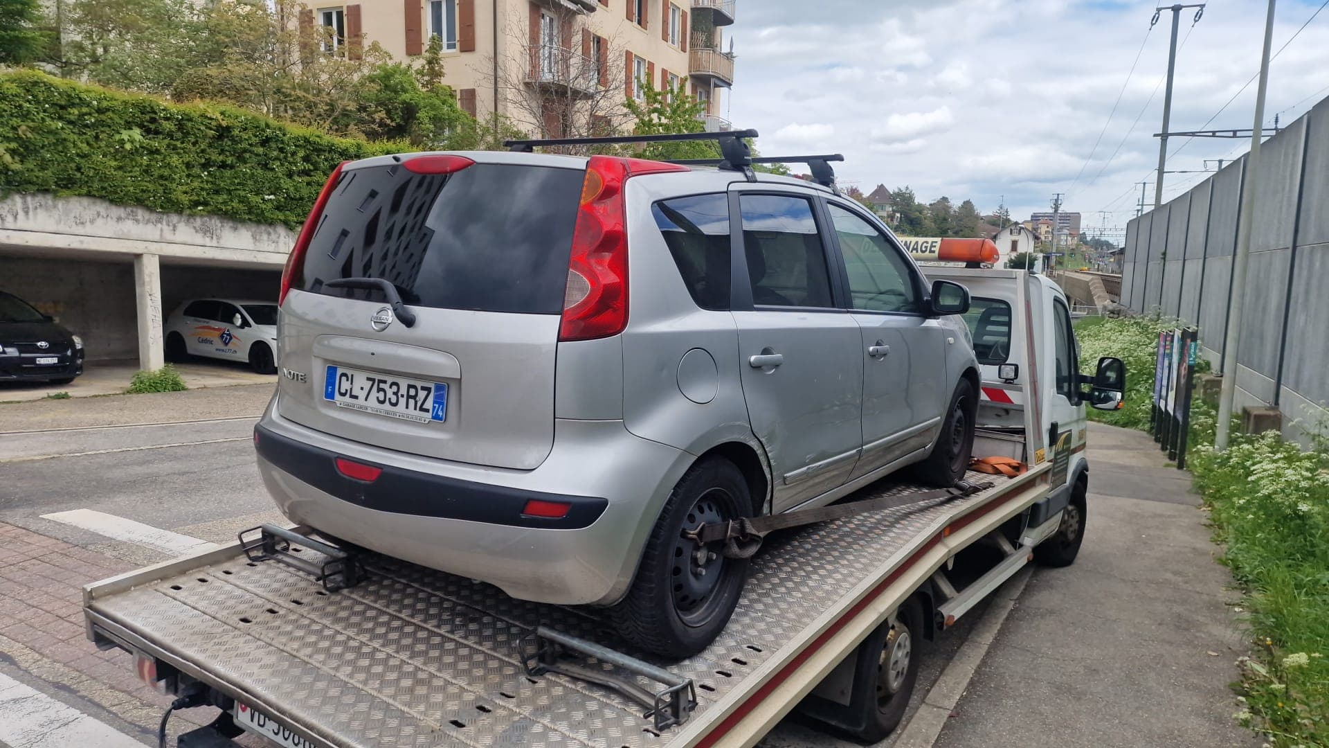 Chargement d'un véhicule sur dépanneuse à plateau