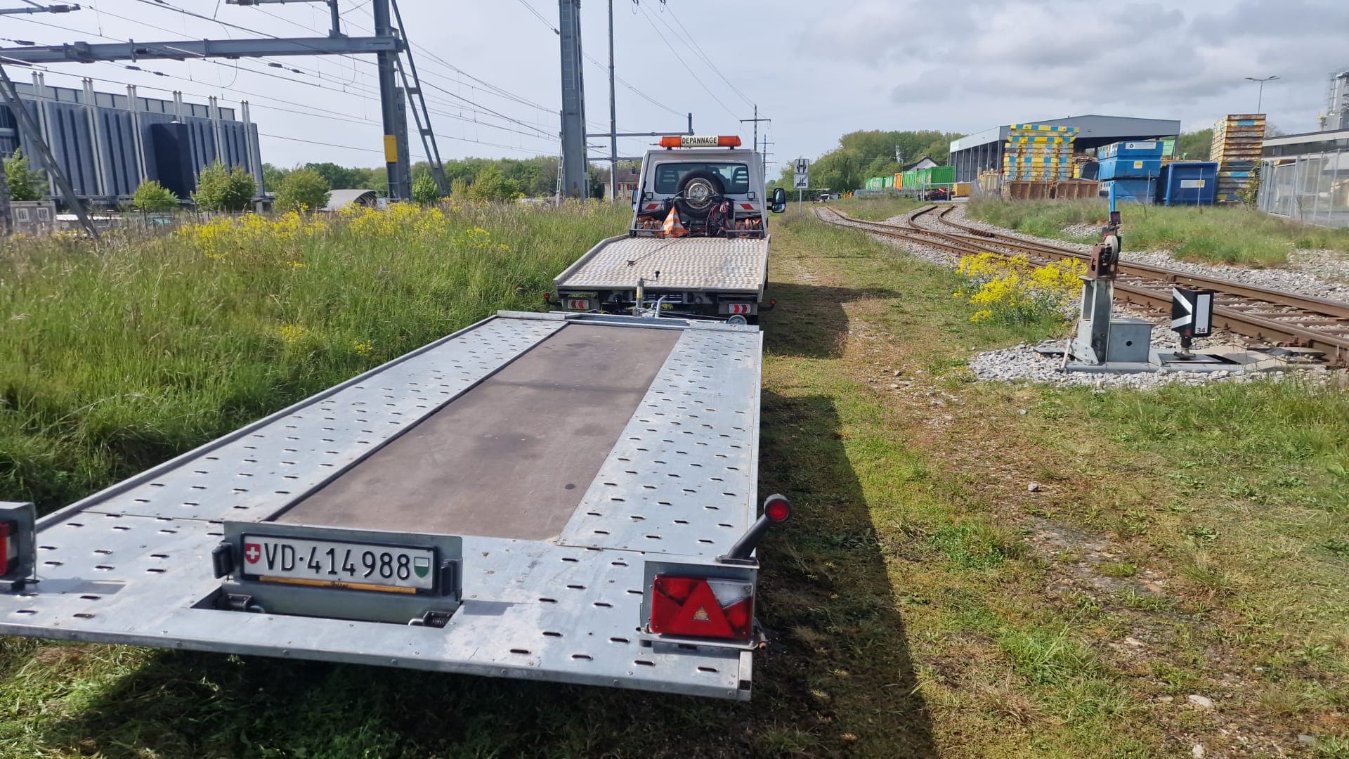 Véhicule sanglé sur le plateau d'une dépanneuse Daly Transport