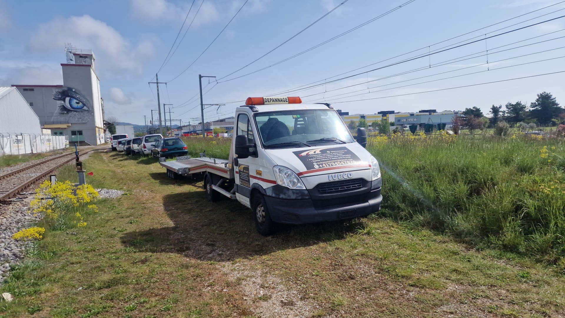 Remorquage d'une voiture sur plateau par Daly Transport
