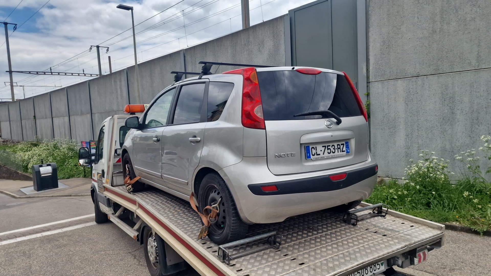 Dépanneuse Daly Transport en intervention en Suisse romande