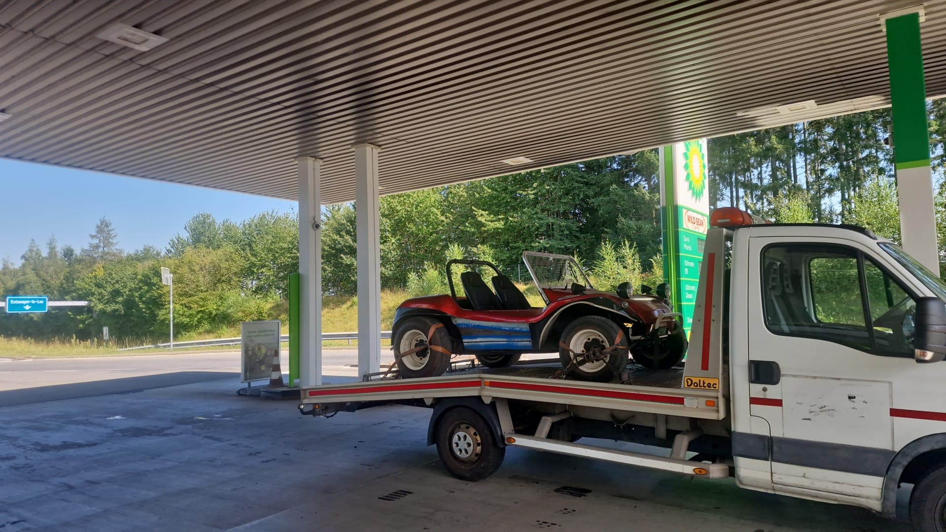 Remorquage d'une voiture sur plateau par Daly Transport