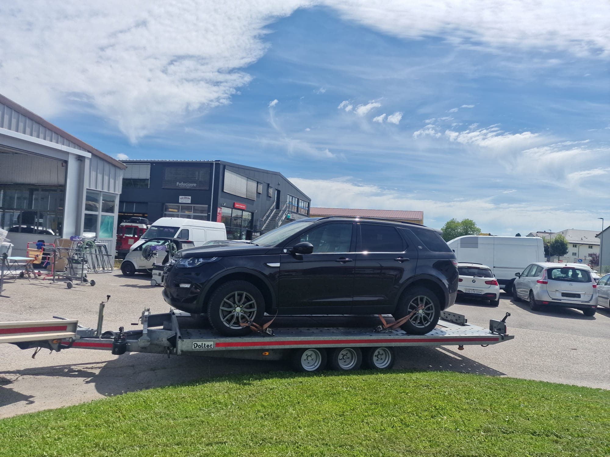 Chargement d'un véhicule sur dépanneuse à plateau